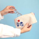 مقلمة قماشية بتطريز، نقش حناء