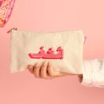 مقلمة قماشية بتطريز، شغف