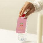 ⁦١٢ تعليقة قوارير المشروبات، خطوط وزهور⁩ - الصورة ⁦2⁩