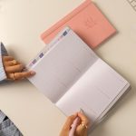 ⁦باقة من 5-10 أجندات مع كيس وبطاقة إهداء⁩ - الصورة ⁦5⁩