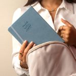 ⁦أجندة دراسية 25-2026م، عِلم رزق عمل، أزرق⁩ - الصورة ⁦2⁩