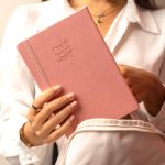 ⁦باقة من 5-10 أجندات مع كيس وبطاقة إهداء⁩ - الصورة ⁦2⁩